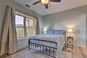 3 bedrooms, desk, iron/ironing board, travel cot - Hilltop Cabin on 5 Acres w/ Hot Tub & Waterfall! (Bryson City)