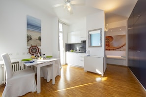 Réfrigérateur, cafetière/bouilloire, grille-pain