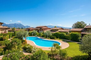 Familjelägenhet - flera sovrum (Casa Valtenesi) | Pool | En säsongsöppen utomhuspool