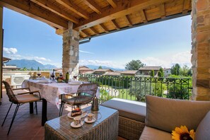 Familienapartment, Mehrere Schlafzimmer (Casa Valtenesi) | Speisen im Freien
