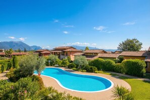 Familjelägenhet - flera sovrum (Casa Valtenesi) | Pool | En säsongsöppen utomhuspool