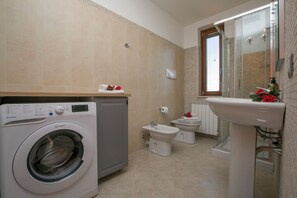 Family Apartment, Multiple Bedrooms (Casa Valtenesi) | Bathroom