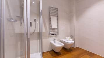 Shower, hair dryer, bidet, towels