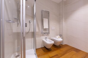 Douche, sèche-cheveux, bidet, serviettes fournies