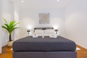 1 quarto, ferros/tábuas de passar roupa, roupa de cama