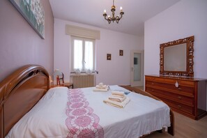 Familienapartment, Mehrere Schlafzimmer (Residenza La terrazza di Dante) | 2 Schlafzimmer, kostenloses WLAN, Bettwäsche