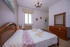 Familienapartment, Mehrere Schlafzimmer (Residenza La terrazza di Dante) | 2 Schlafzimmer, kostenloses WLAN, Bettwäsche