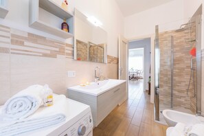 Familienapartment, Mehrere Schlafzimmer (Residenza La terrazza di Dante) | Badezimmer | Dusche, Haartrockner, Bidet, Handtücher