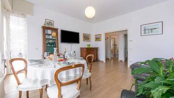 Family Apartment, 2 Bedrooms, Terrace (Residenza La Terrazza di Dante: 2BR) | Dining
