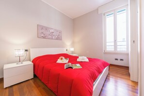 Familie appartement, meerdere slaapkamers, 2 badkamers (Appartamento Il Golfo Lake View) | 2 slaapkamers, een strijkplank/strijkijzer, gratis wifi, beddengoed