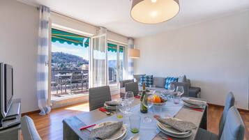 Familienapartment, 2 Schlafzimmer, 2 Bäder (Appartamento Il Golfo Lake View) | Speisen