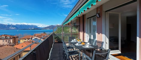 Appartement Familial, plusieurs chambres, 2 salles de bains (Appartamento Il Golfo Lake View) | Restauration extérieure