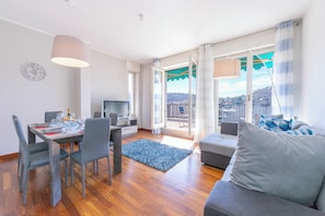 Familienapartment, 2 Schlafzimmer, 2 Bäder (Appartamento Il Golfo Lake View) | Wohnbereich | Fernseher