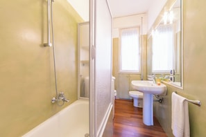 Family Apartment, 2 Bedrooms, 2 Bathrooms (Appartamento Il Golfo Lake View) | Bathroom
