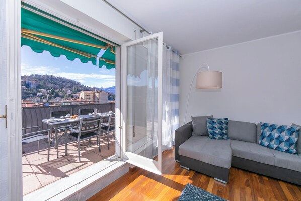 Familie appartement, meerdere slaapkamers, 2 badkamers (Appartamento Il Golfo Lake View) | Uitzicht vanuit de kamer
