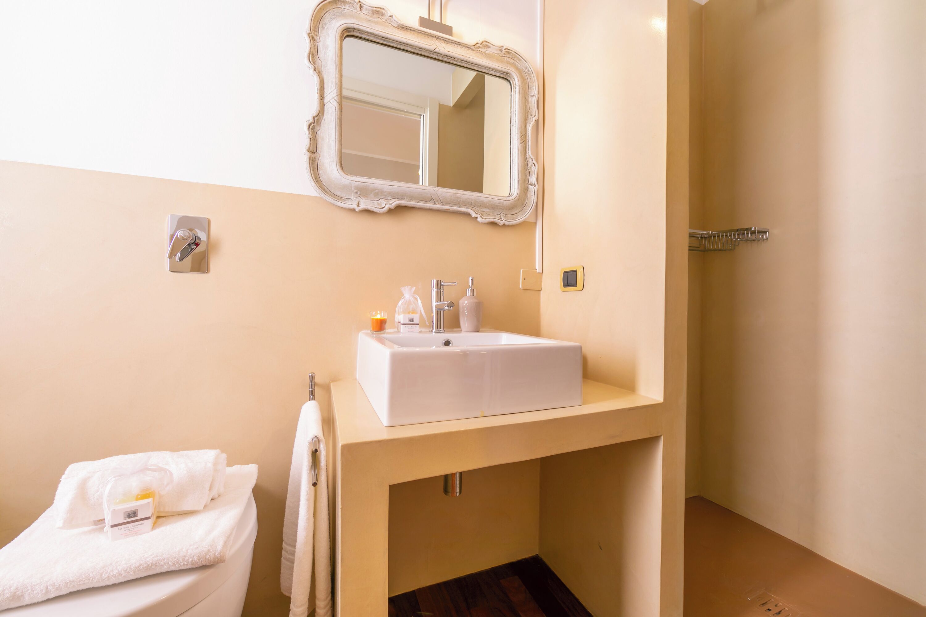 Family Apartment, Multiple Bedrooms, 2 Bathrooms (Appartamento Il Golfo Lake View) | Bathroom | Combined shower/bathtub, hair dryer, bidet, towels