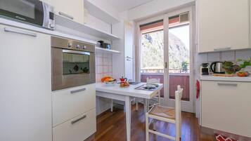 Familienapartment, 2 Schlafzimmer, 2 Bäder (Appartamento Il Golfo Lake View) | Eigene Kochnische