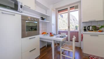 Appartamento familiare, camere multiple, 2 bagni (Appartamento Il Golfo Lake View) | Angolo cottura privato | Frigorifero, microonde, forno, piano cottura