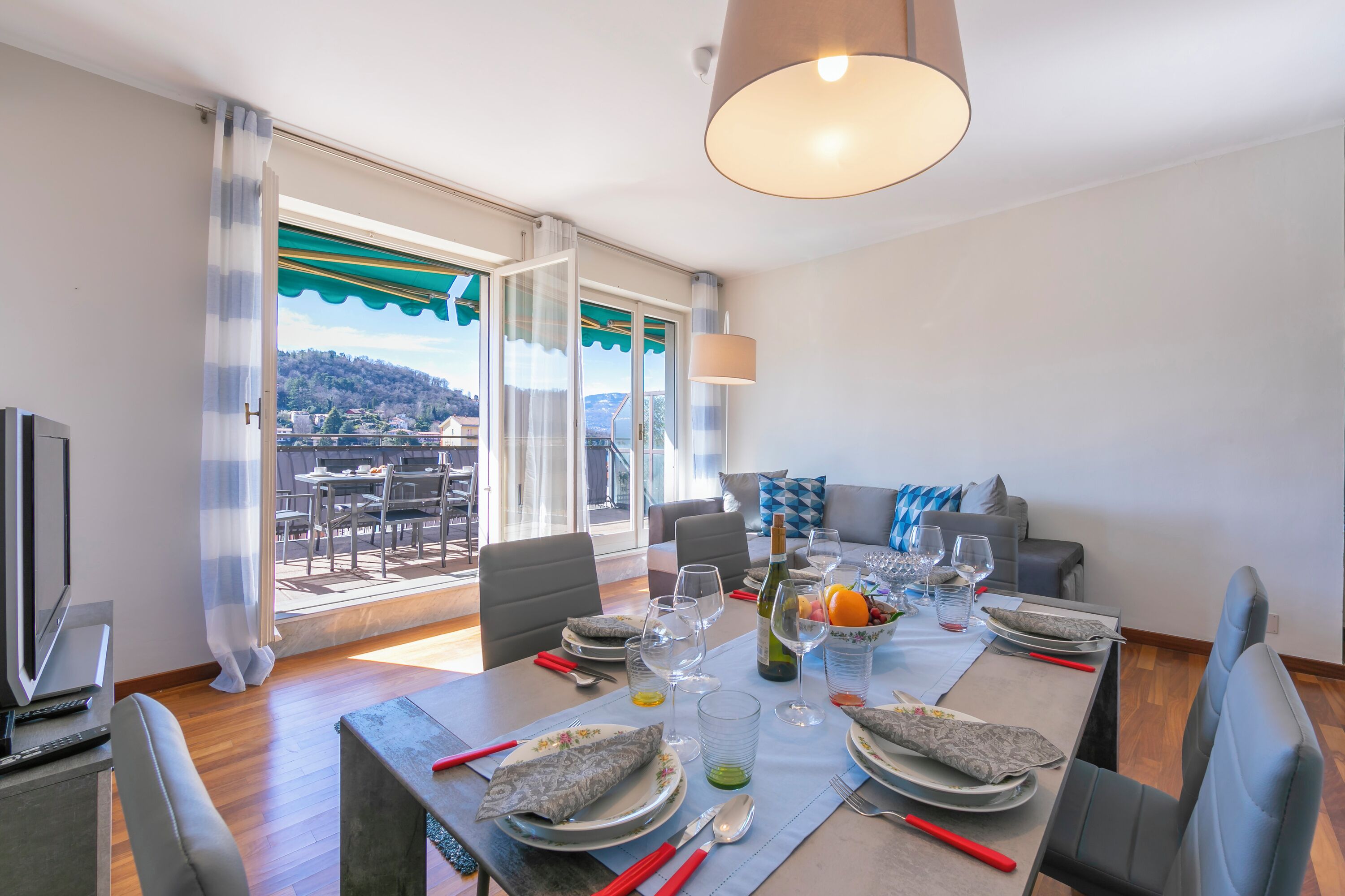 Familienapartment, Mehrere Schlafzimmer, 2 Bäder (Appartamento Il Golfo Lake View) | Speisen