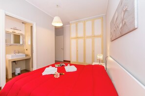 Appartamento familiare, 2 camere da letto, 2 bagni (Appartamento Il Golfo Lake View) | 2 camere, ferro/asse da stiro, lenzuola