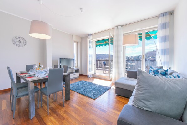 Familie appartement, meerdere slaapkamers, 2 badkamers (Appartamento Il Golfo Lake View) | Woonruimte | Een 21-inch flatscreentelevisie met kabelzenders en televisie