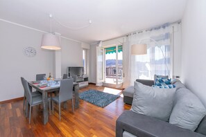 Căn hộ dành cho gia đình, 2 phòng ngủ, 2 phòng tắm (Appartamento Il Golfo Lake View) | Khu phòng khách | TV màn hình phẳng 21-inch có truyền hình cáp, TV 