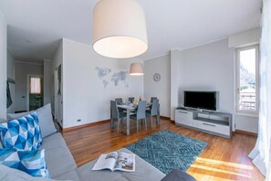 Căn hộ dành cho gia đình, 2 phòng ngủ, 2 phòng tắm (Appartamento Il Golfo Lake View) | Khu phòng khách | TV màn hình phẳng 21-inch có truyền hình cáp, TV 