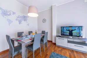 Familie appartement, meerdere slaapkamers, 2 badkamers (Appartamento Il Golfo Lake View) | Dineren