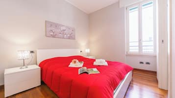 Appartement Familial, plusieurs chambres, 2 salles de bains (Appartamento Il Golfo Lake View) | 2 chambres, fer et planche Ă repasser, draps fournis