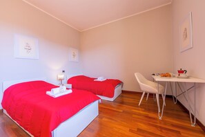 Familie appartement, meerdere slaapkamers, 2 badkamers (Appartamento Il Golfo Lake View) | 2 slaapkamers, een strijkplank/strijkijzer, gratis wifi, beddengoed