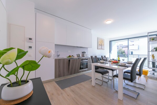 Kühlschrank, Mikrowelle, Ofen, Herdplatte