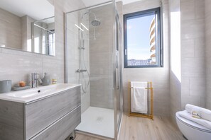 Familienapartment, 1 Schlafzimmer (Charming Home) | Badezimmer | Dusche, Haartrockner, Bidet, Handtücher
