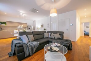 Appartement familial, plusieurs chambres, 2 salles de bains (Star of Lugano) | Aire de séjour | Téléviseur à écran plat de 21 po avec télévision par satellite