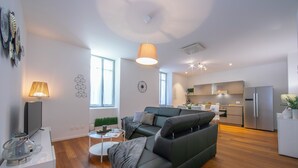 Appartement familial, 2 chambres, 2 salles de bains (Star of Lugano with Balcony) | Aire de séjour