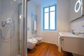 Douche, sèche-cheveux, bidet, serviettes fournies
