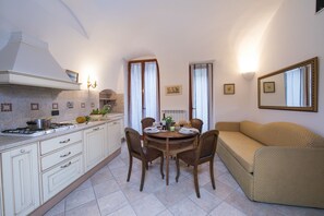 Kühlschrank, Mikrowelle, Ofen, Geschirrspüler