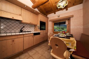 Mikrowelle, Ofen, Geschirrspüler, Wasserkocher mit Kaffee-/Teezubehör