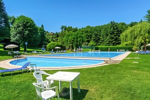 En säsongsöppen utomhuspool