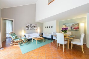 Familie resortwoning, meerdere slaapkamers, 2 badkamers, aan het meer (Riva del Caolino) | Woonruimte | Een flatscreentelevisie en een stereo