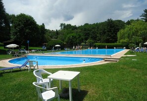 Hồ bơi ngoài trời phục vụ theo mùa