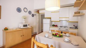 Familien-Stadtwohnung, Mehrere Schlafzimmer, 2 Bäder, Seeseite (Riva del Caolino) | Eigene Küche