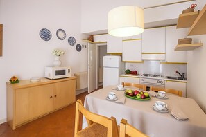 Townhome för familj - flera sovrum - 2 badrum - vid sjön (Riva del Caolino) | Eget kök | Kylskåp, mikrovågsugn, ugn och spishäll
