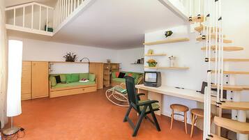 Familien-Stadtwohnung, Mehrere Schlafzimmer, 2 Bäder, Seeseite (Riva del Caolino) | Wohnbereich