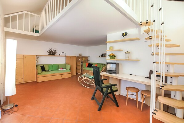 Townhome för familj - flera sovrum - 2 badrum - vid sjön (Riva del Caolino) | Vardagsrum | Platt-tv och en stereo