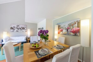 Casa adosada familiar, varias habitaciones, 2 baños, junto al lago (Riva del Caolino) | Servicio de comidas en la habitación