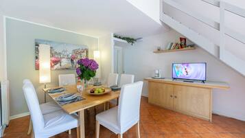 Townhouse Keluarga, beberapa kamar, 2 kamar mandi, tepi danau (Riva del Caolino) | Makan di kamar