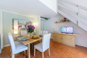 Family Townhome, Multiple Bedrooms, 2 Bathrooms, Lakeside (Riva del Caolino) | In-room dining