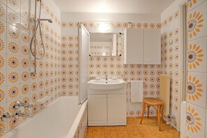 Familie resortwoning, meerdere slaapkamers, 2 badkamers, aan het meer (Riva del Caolino) | Badkamer | Een bad/douchecombinatie, een haardroger, een bidet, handdoeken