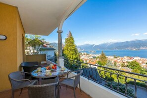 Apartamento familiar, varias habitaciones, junto a la montaña (La Rosa Dei Venti Lake View Terrace) | Restaurante al aire libre