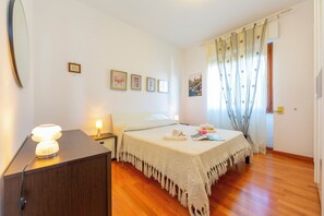 2 chambres, fer et planche à repasser, draps fournis